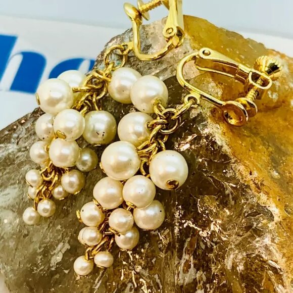 Vintage Faux Pearl/Gold Tone Grape Cluster Dangle Clip-on Screw Back Earrings - Picture 3 of 6